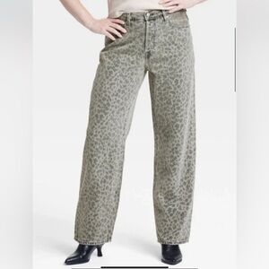 Universal Thread Women's 90’s Mid-Rise Baggy Leopard print size 10